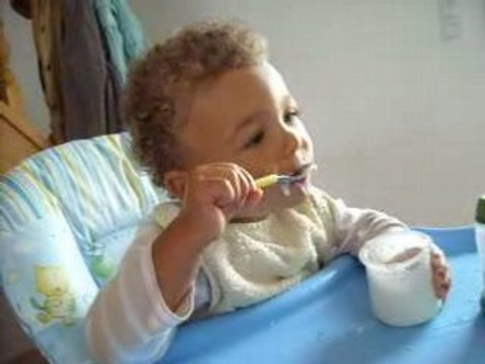 Clément mange son yaourt le 2.09.08