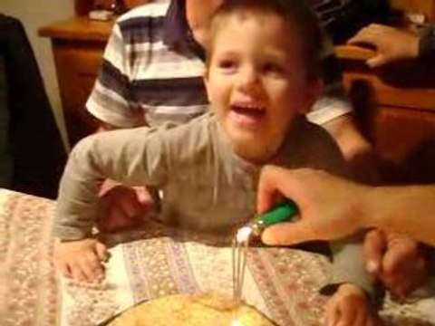 Raphaël souffle ses bougies