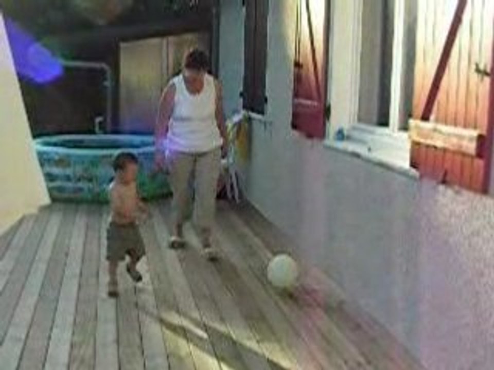 schnouki joue au foot avec Mamie