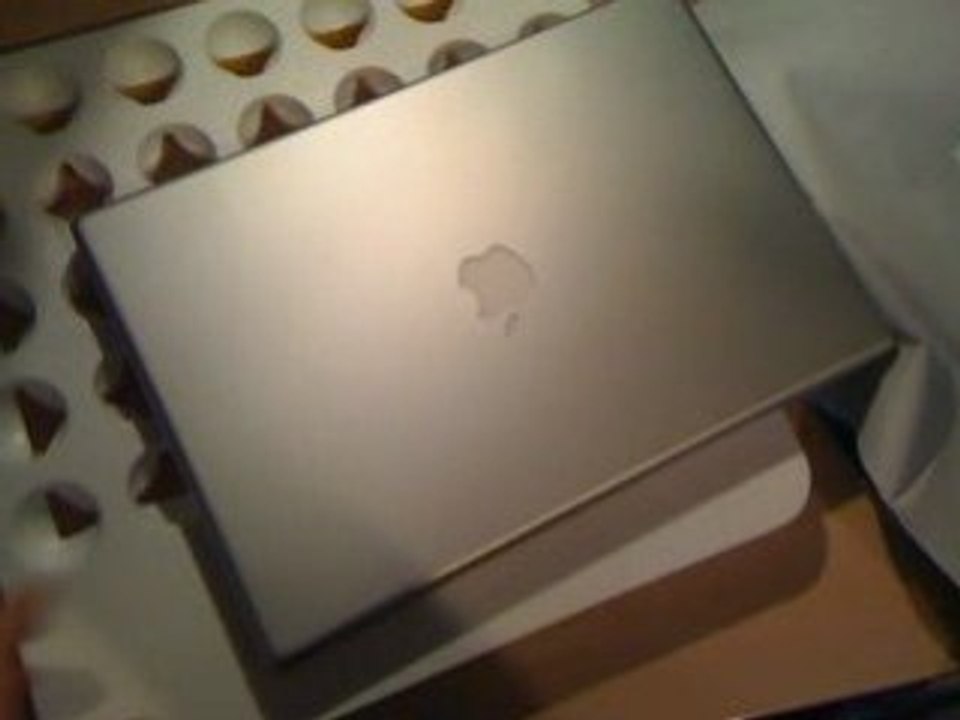 Déballage d'un MacBook Pro 15" filmé par un iPhone 3G