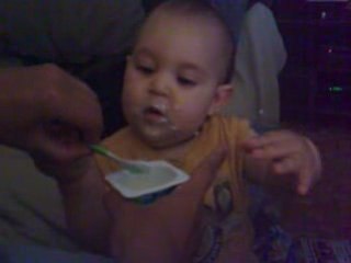 Noah mange son yaourt 11mois