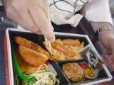 Japon 47: Comiendo de una caja en un tren Japonés