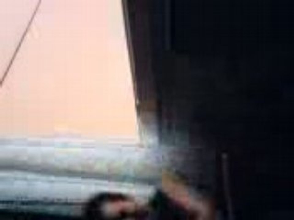 Tape le ptit frere aie aie