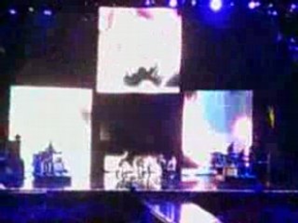 Give it 2 me Madonna, Sticky and Sweet Tour à Nice