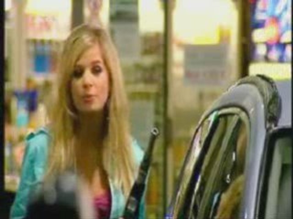 Une blonde fait le plein d'essence