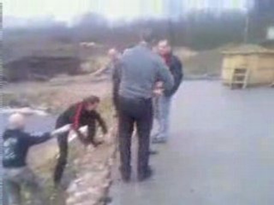 Regis bourré plonge ds un lac gelé