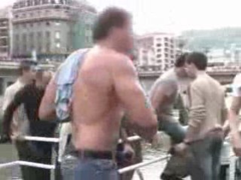 Escoltas rescantan hombre de la Ría en Bilbao