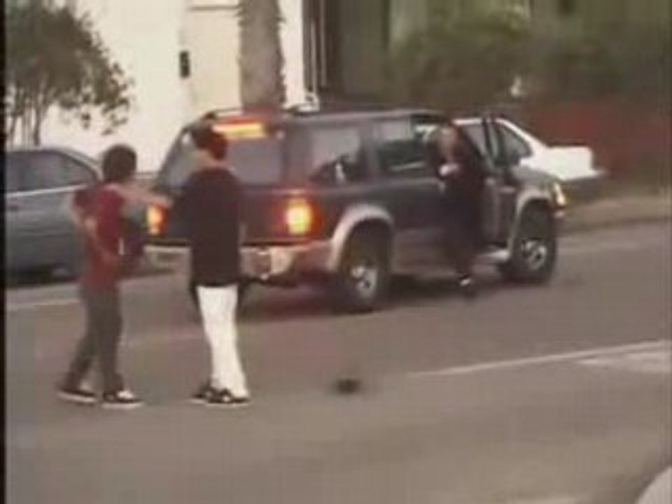 un_skateur_sous_une_voiture