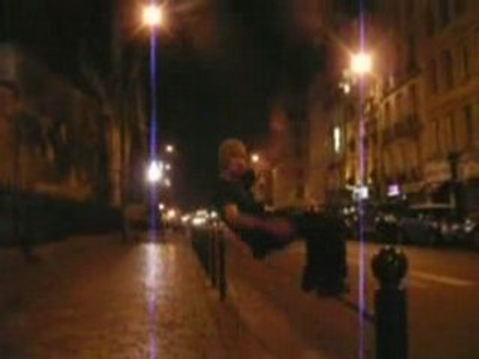 surfer_debout_sur_une_chaine