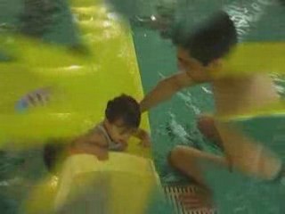 Elena 18 mois à la piscine