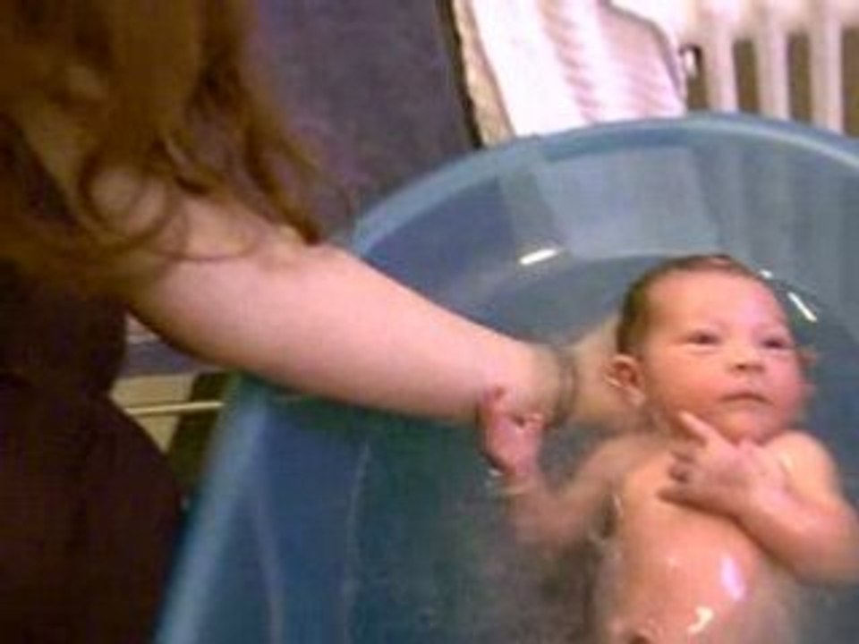 Le premier bain à la maison