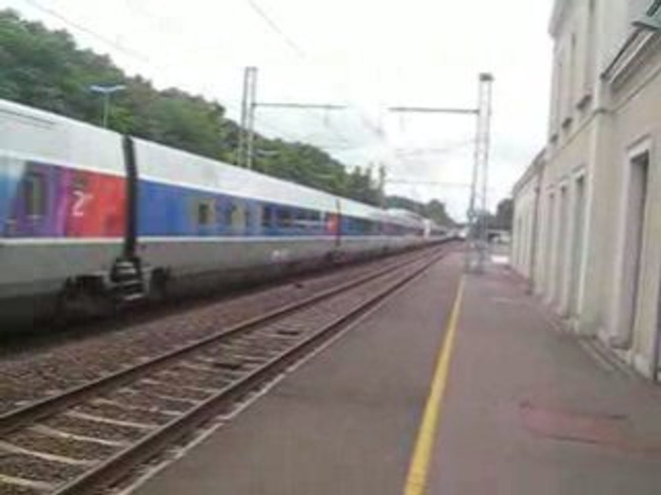 Croisement de TGV A  et TGV R TRICOURANT 220 KM/H MONTS (86)