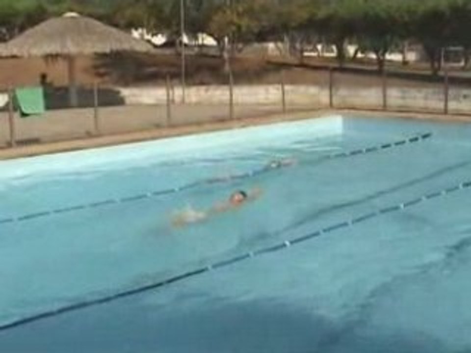 Pernada de borboleta de costas com os braços estendido