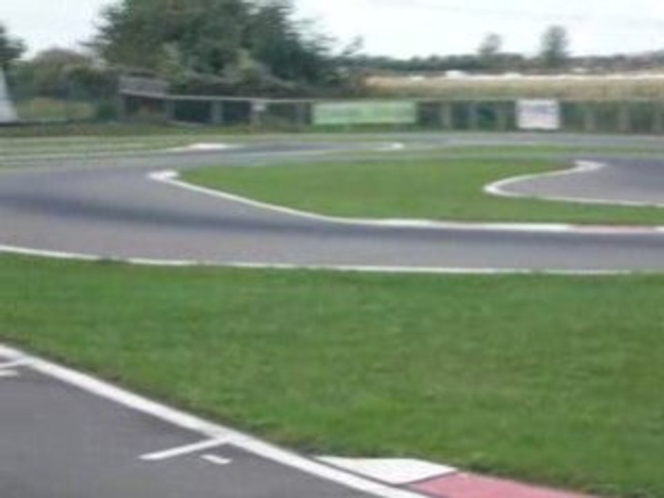 voiture radiocommendé au circuit carole