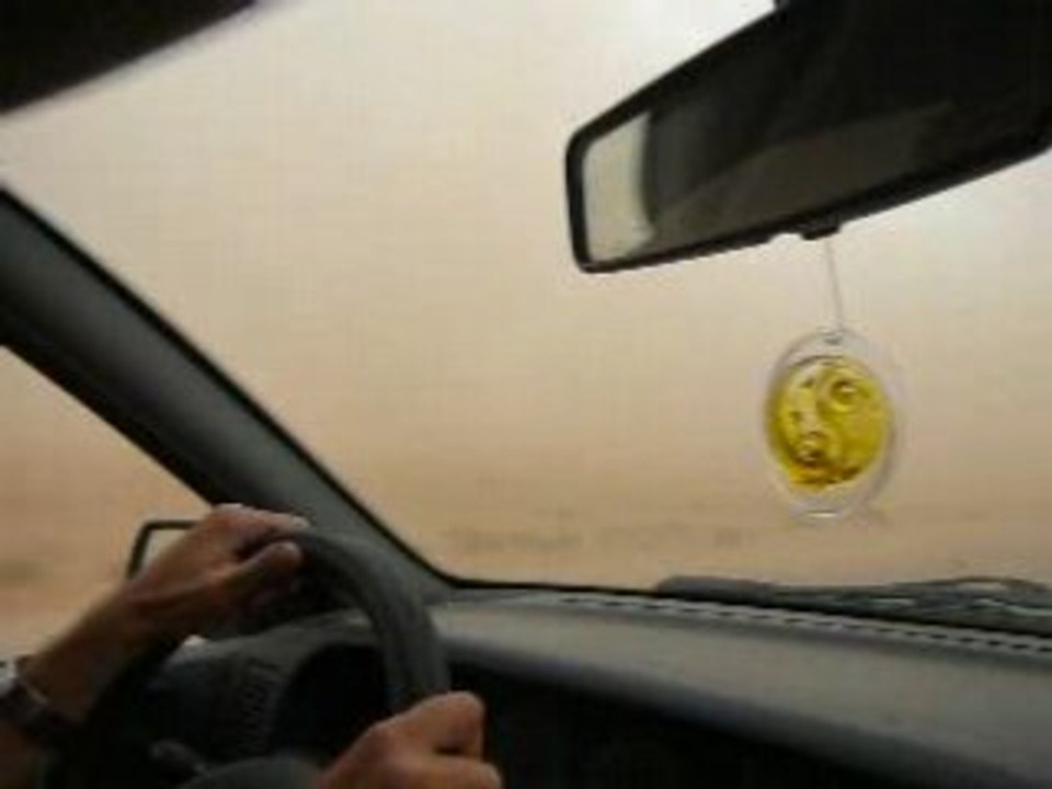 Tempête de sable en voiture