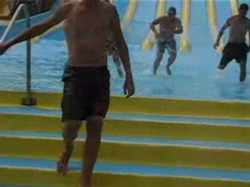 course dans les toboggans d'aqualand