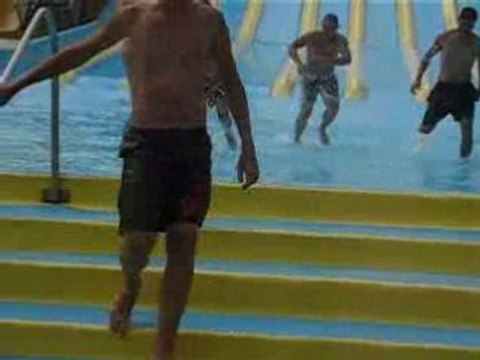 course dans les toboggans d'aqualand