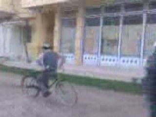 Bisiklet ters binen adam