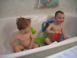Lucie et Mattéo dans le bain