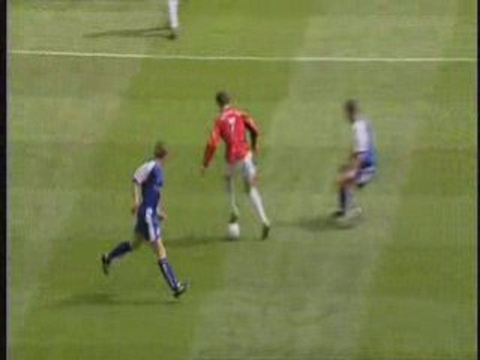 Cristiano Ronaldo dribble 3 joueurs et se fait tacler