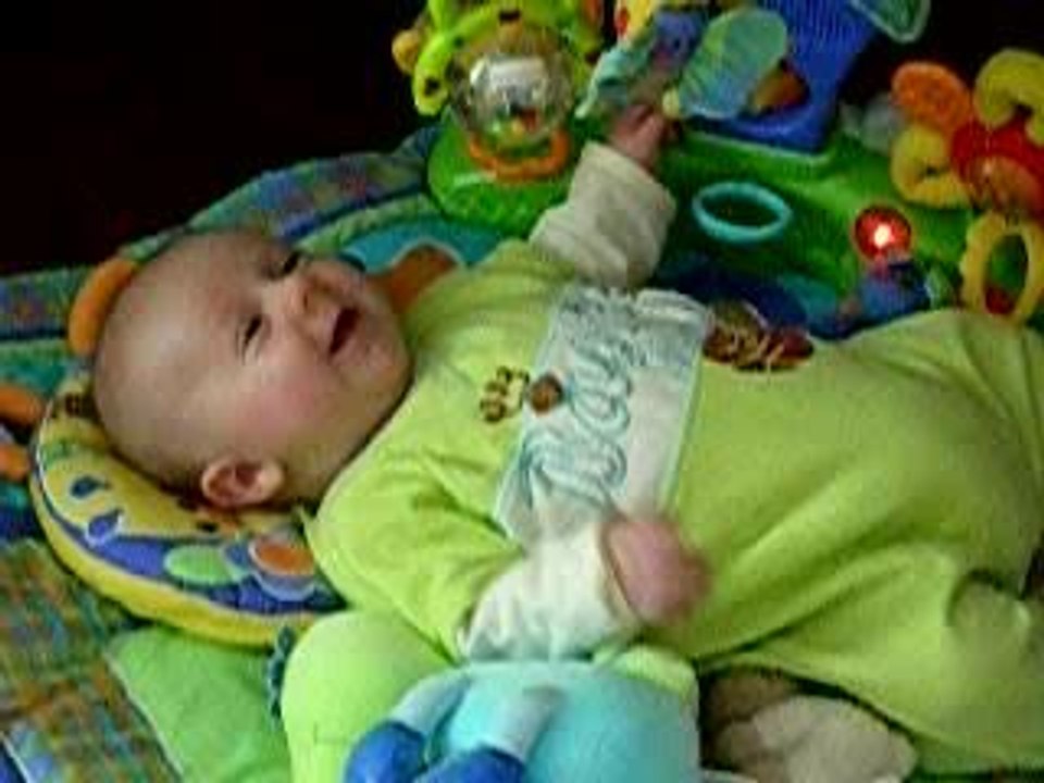 lucas sur son tapis d'éveil