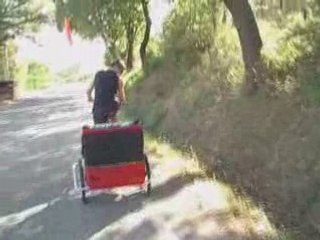 Elena 21 mois dans sa remorque