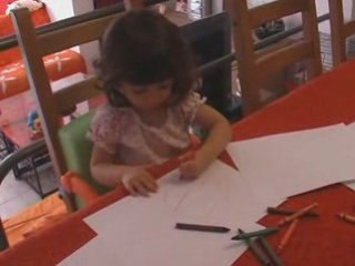 Elena 22 mois qui dessine