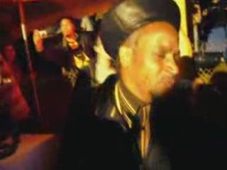 Little roy sur la plage avec freedom mission sound system