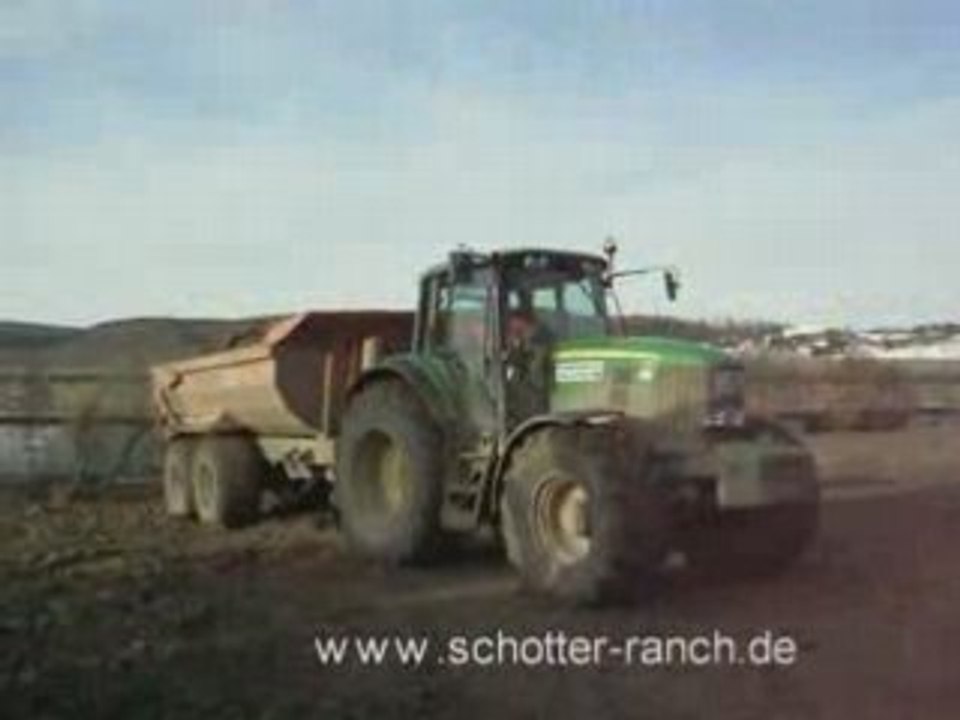 John Deere 7530 mit Krampe Mulde auf der Baustelle