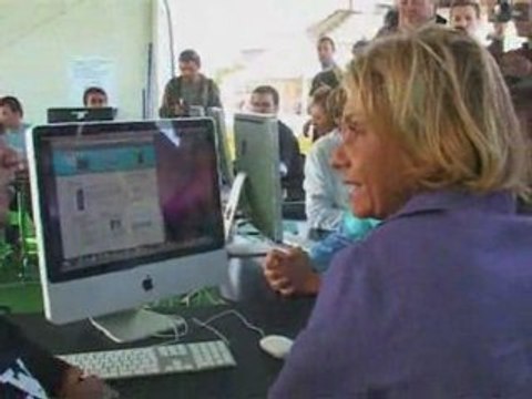 Valérie Pécresse au Cybercafé du Campus