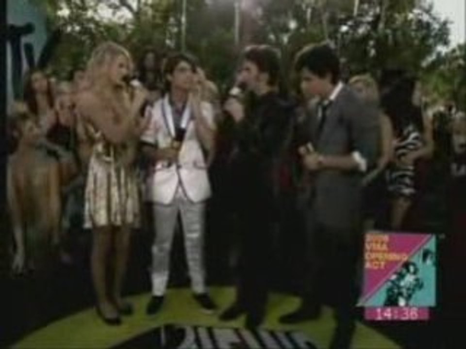 JONAS BROTHERS RED CARPET WITH TAYLOR SWIFT