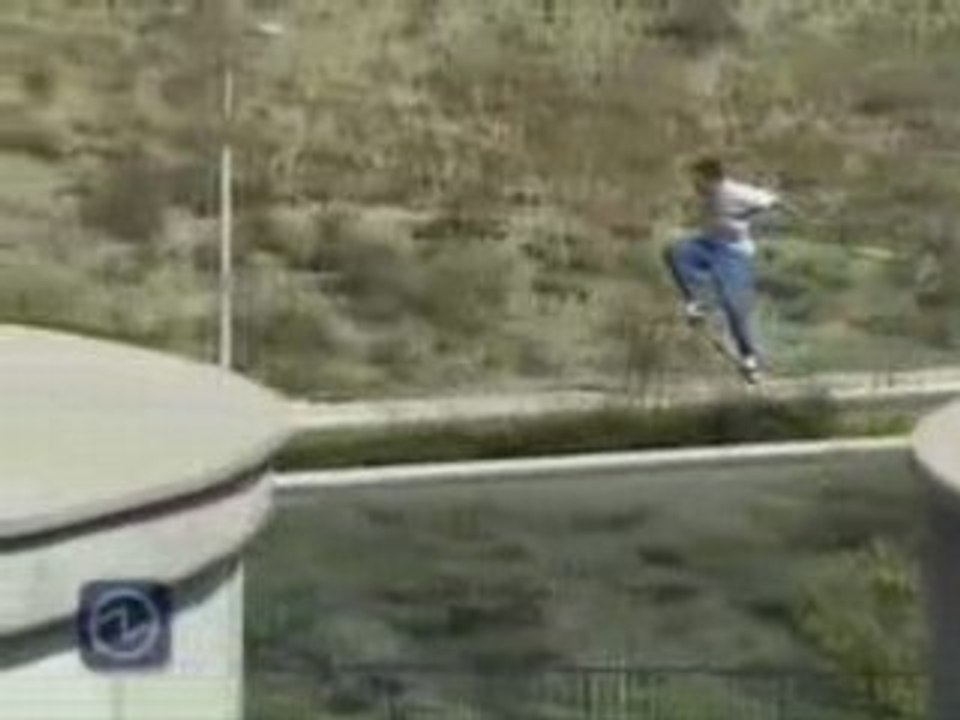 saut_en_skateboard_entre_2_toits