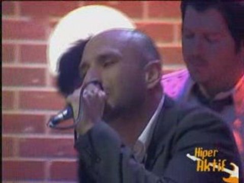 Emre Aydın&Gripin - Sensiz İstanbula Düşmanım [Canlı]