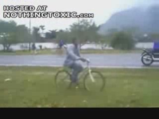 Moto, vélo et panneau