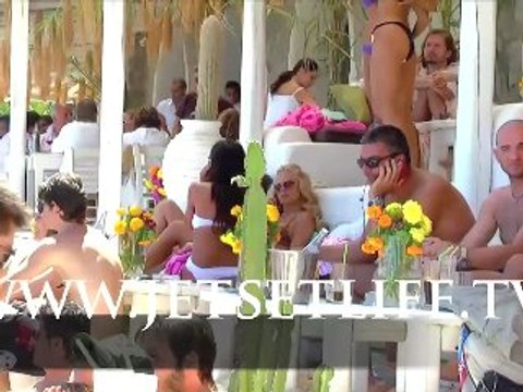 Find Psarou beach in Mykonos Greece