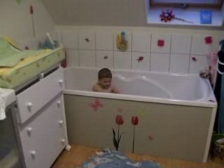 Maël dans la salle de bain