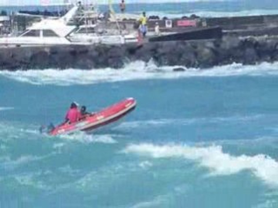 Surf en zodiac sur la houle de saint-gilles-les-bains #1