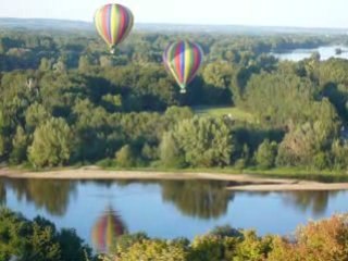 Montgolfieres au confluent de la Loire et de la Vienne