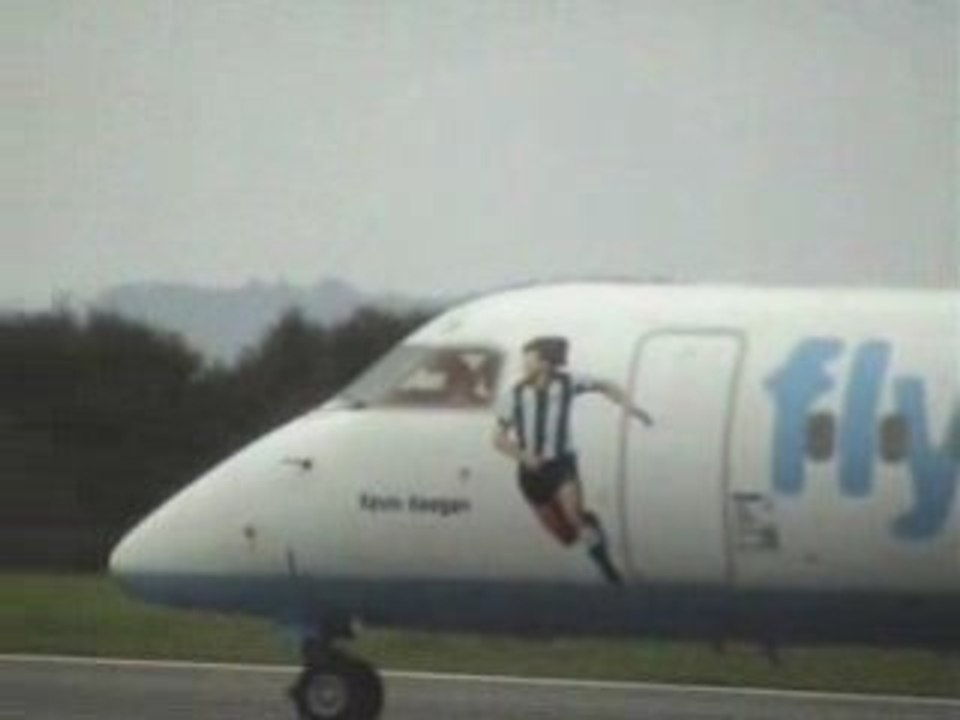 Dash-8 siglé Kevin KEEGAN.