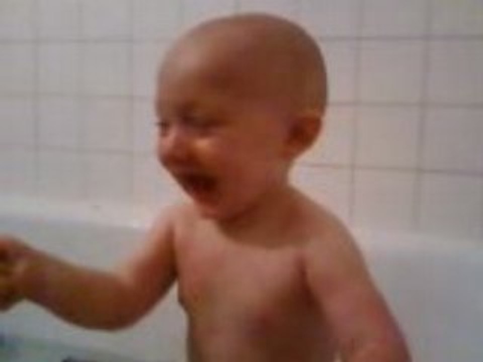 lucas dans le bain