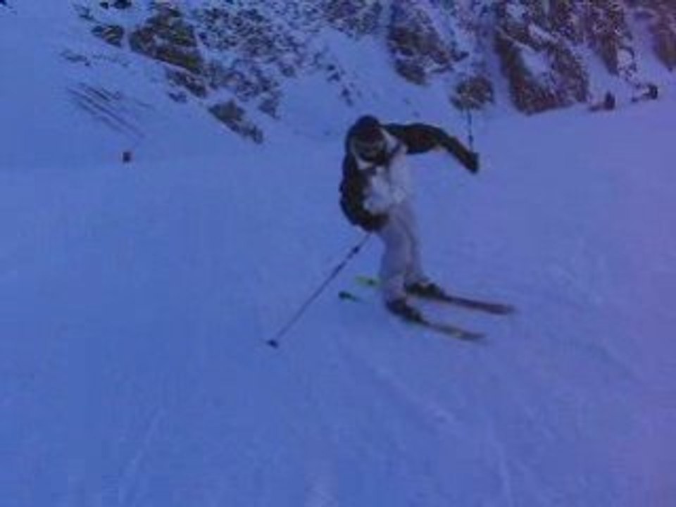 un Snowboarder fait du ski