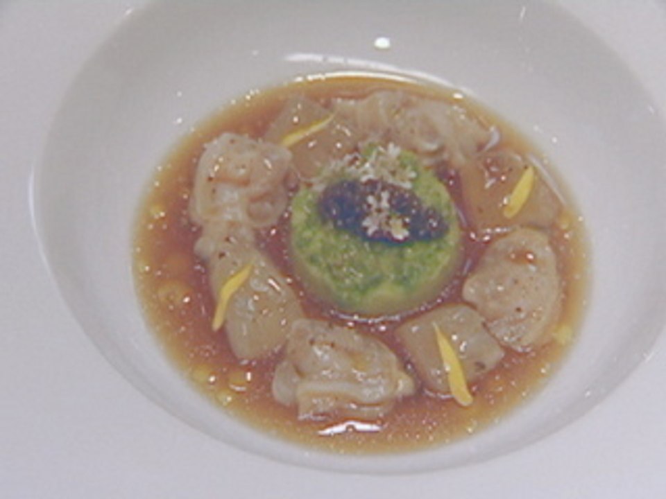 Tendón de ternera con almejas, puré de brócoli y caviar