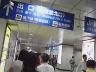 Osaka, en la estación, mareados con tanta gente (J-58)