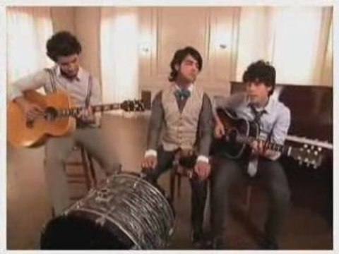 Jonas Brothers Lovebug (Acoustic Performance)