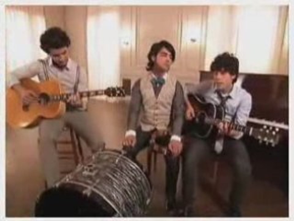Jonas Brothers Lovebug (Acoustic Performance)