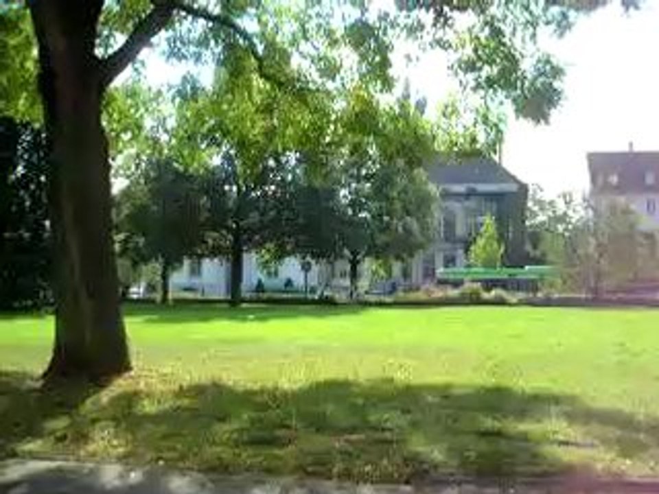 auf dem emmichplatz vor der HMT