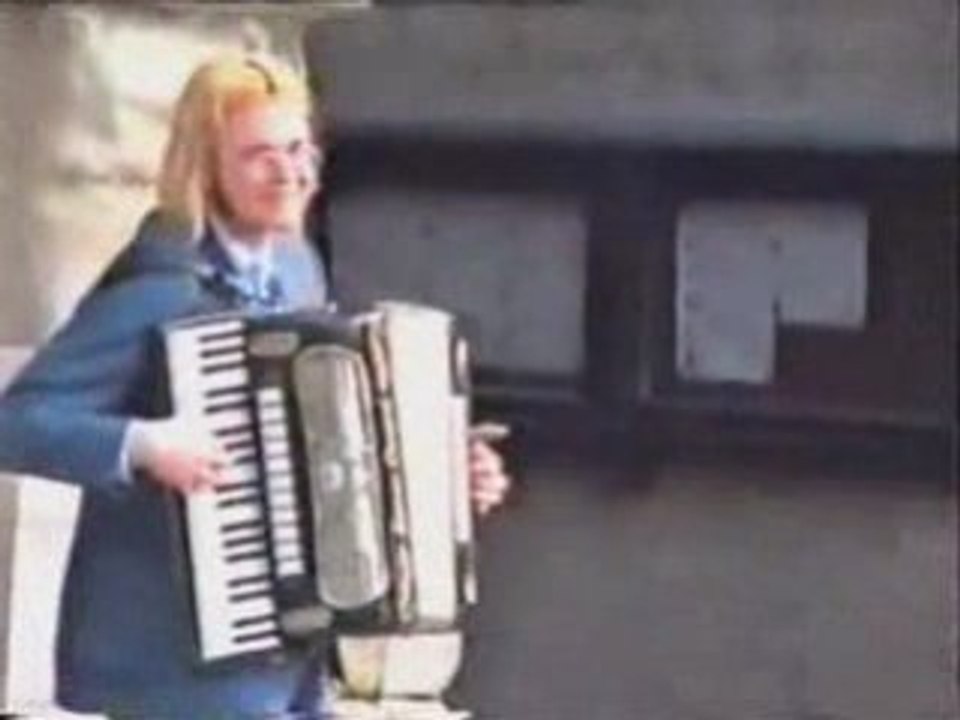 Swinging on the accordeon as a street musician in Bruges
