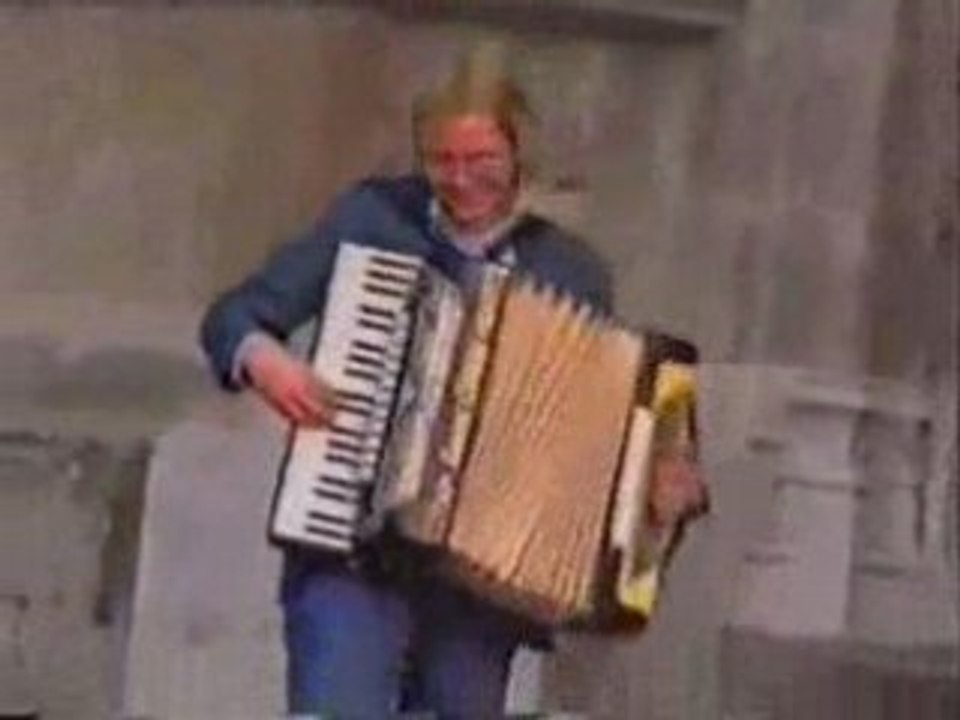 "Spanish Eyes" on the accordeon as a street musician