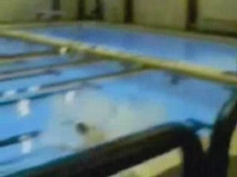 Barfoot en piscine
