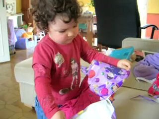 19 05 08 - Lise déballe le cadeau de tata rissou